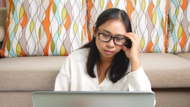 Figyelmes Megérinti Fejét Keres Laptop Gondolkodás Ötletek Vagy Feladatok Otthon — Stock videók