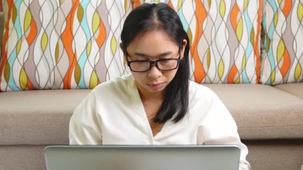 Uma Mulher Cansada Tem Dor Nas Costas Cansada Trabalhar Laptop — Vídeo de Stock