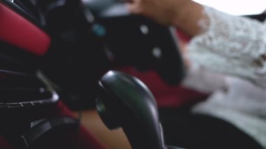 Kadın sürücü vites kolunu değiştirip araba kullanıyor. Ulaşım Konsepti.