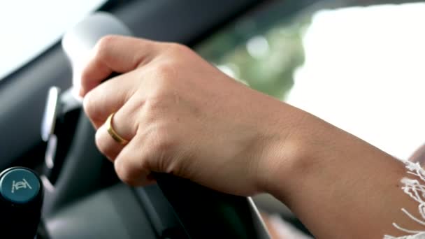 年轻女子在开车长途旅行后手腕酸痛 — 图库视频影像
