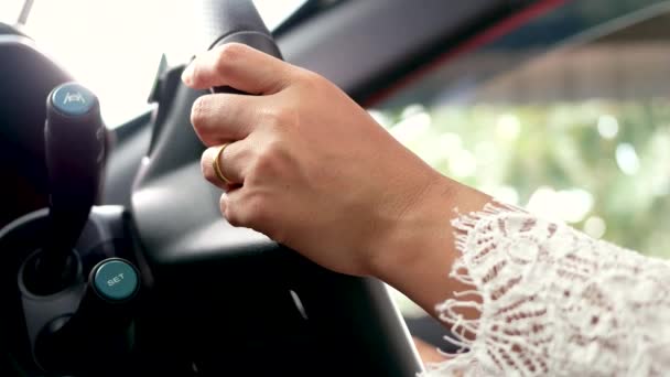 Araba Kullanırken Kadın Ellerinin Direksiyona Yakın Çekim Görüntüleri Ulaşım Konsepti — Stok video
