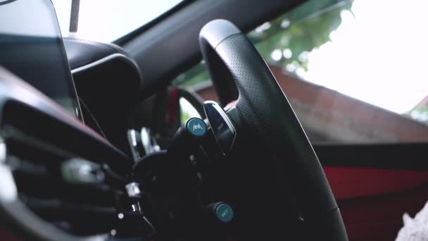 Araba Kullanırken Kadın Ellerinin Direksiyona Yakın Çekim Görüntüleri Ulaşım Konsepti — Stok video