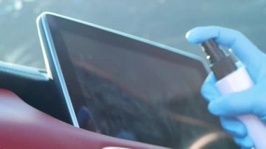 Kadının eldiven giyip antiseptik kullandığına dikkat edin. Mikropları, virüsü ve bakterileri önlemek için sık sık dokunulan yüzeyleri temizlemek için bezle temizleyin. Koronavirüs salgınının önlenmesi kavramı.