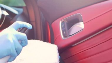 Kadının eldiven giyip antiseptik kullandığına dikkat edin. Mikropları, virüsü ve bakterileri önlemek için sık sık dokunulan yüzeyleri temizlemek için bezle temizleyin. Koronavirüs salgınının önlenmesi kavramı.