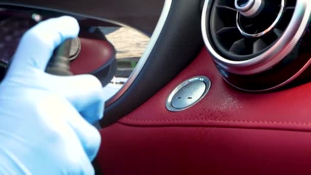 手袋を着用している女性の閉じると ウイルスや細菌を防ぐために 車の中で頻繁に接触面をきれいにするために 防腐剤 噴霧し 布で拭いた コロナウイルス発生の予防の概念 — ストック動画
