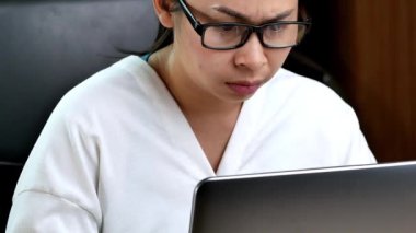 Ofisteki dizüstü bilgisayarlarla uğraşırken iş kadınlarının başı ağrıyor.