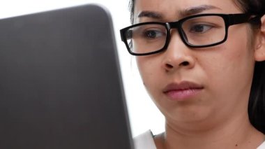 Ofisteki dizüstü bilgisayarlarla uğraşırken iş kadınlarının başı ağrıyor.