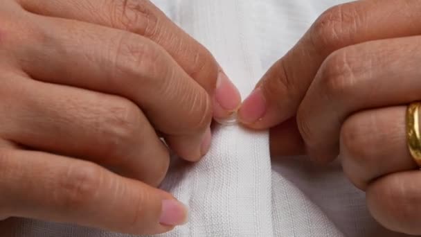 女性の手の閉じる白いシャツのボタンをUnfastens 熱概念 — ストック動画