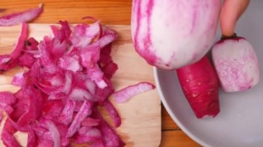 Evdeki mutfakta lezzetli yemekler hazırlamak için kırmızı turpu soyan kadının eli. Yemek pişirme konsepti.