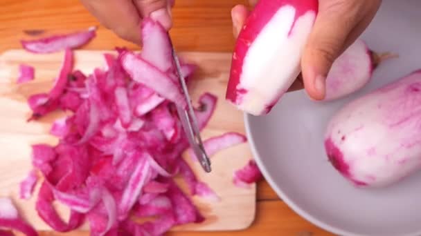 Mão Close Mulher Descascando Rabanete Vermelho Para Preparar Comida Deliciosa — Vídeo de Stock