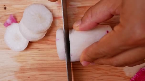 Zbliżenie Ręka Kobieta Kroję Rzodkiew Drewniany Deska Kobieta Przygotowuje Jedzenie — Wideo stockowe