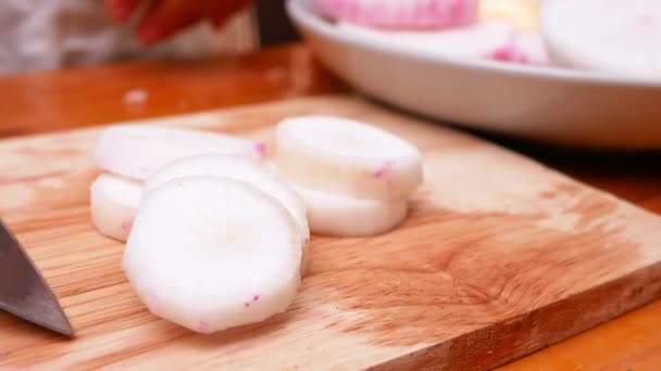 Primer Plano Mano Mujer Que Corta Rábano Tabla Cortar Madera — Vídeos de Stock