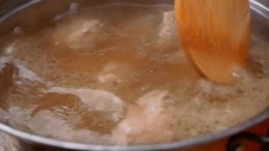 Mutfaktaki elektrikli ocakta domuz pirzolası ve haşlanmış çorba. Yemek pişirme konsepti.