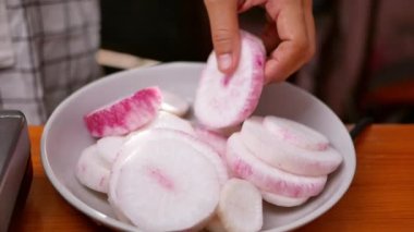 Mutfaktaki elektrikli ocakta domuz pirzolası ve kırmızı turp çorbası. Yemek pişirme konsepti.