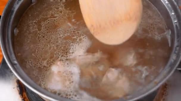 Βραστή Σούπα Χοιρινά Παϊδάκια Κατσαρόλα Ηλεκτρική Κουζίνα Έννοια Μαγειρικής — Αρχείο Βίντεο