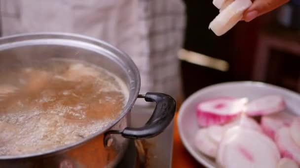 キッチンの電気ストーブの上に鍋に豚カルビと赤大根スープを沸騰させます 料理のコンセプト — ストック動画