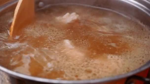 Gotowana Zupa Żeberkami Wieprzowymi Garnku Kuchence Kuchni Koncepcja Gotowania — Wideo stockowe