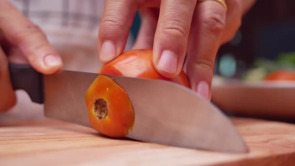 Weibliche Hand Schneidet Reife Tomaten Mit Einem Küchenmesser Auf Einem — Stockvideo