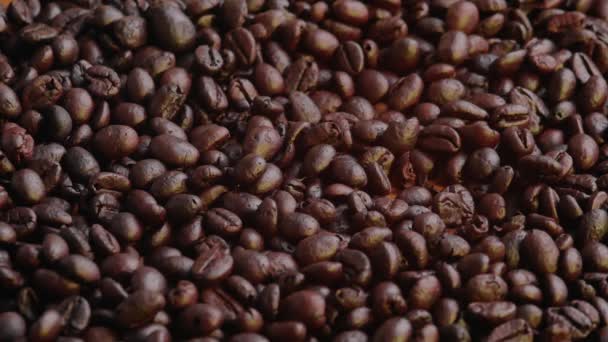 烘烤咖啡豆的下落是背景 有机咖啡种子 — 图库视频影像