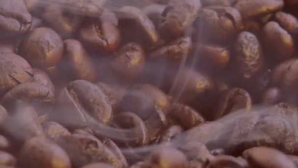 Gros Plan Des Graines Café Avec Fumée Grains Café Torréfiés — Video