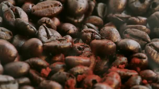 用香喷喷的烤咖啡豆冒出的烟熏碎咖啡种子 — 图库视频影像