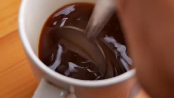 黒コーヒーでカップを閉じます 丸型のコーヒー水が白いカップの中のコーヒーに落ちる — ストック動画