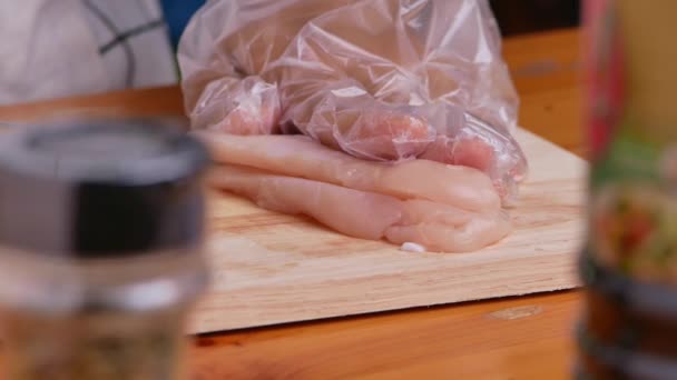 Kobieta Rękawiczkach Tnie Kurczaka Desce Cięcia Drewna Aby Przygotować Pyszne — Wideo stockowe