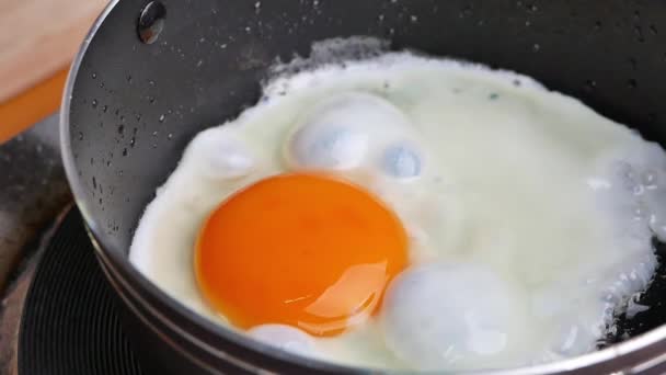 Close Van Het Bakken Van Lekker Gebakken Een Hete Pan — Stockvideo