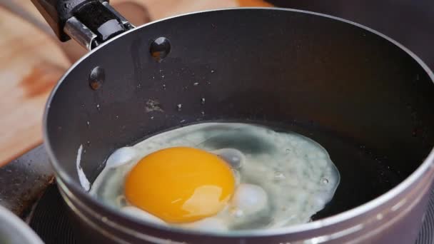 Primer Plano Freír Sabroso Huevo Frito Una Sartén Caliente Hembra — Vídeos de Stock