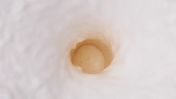 牛奶混合在搅拌机与溅 顶部视图 健康饮食概念 — 图库视频影像