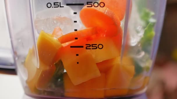 Harmanlanmış Yeşil Yaprak Salatası Kale Havuç Mango Karışımı Bir Blender — Stok video