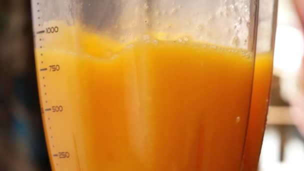 Primo Piano Mango Tropicale Miscelato Frullatore Frutta Dolce Mango Con — Video Stock