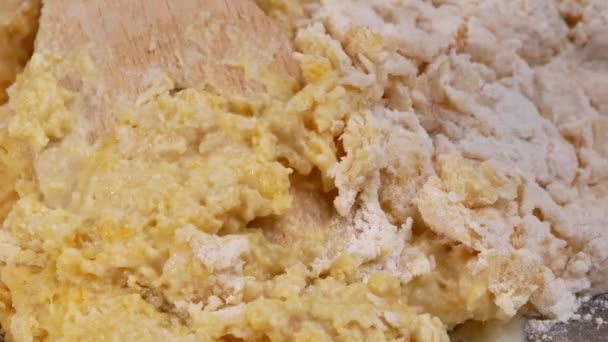 小麦粉 新鮮な牛乳 鶏の卵をヘラで混合した女性の手は自家製ドーナツのための生地を準備します 調理工程 — ストック動画