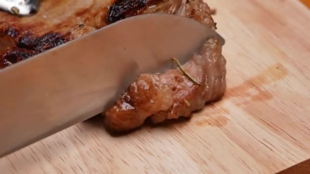 Kesme Tahtasındaki Bıçakla Kesilen Izgaradan Taze Izgara Bifteği Yakından Çek — Stok video