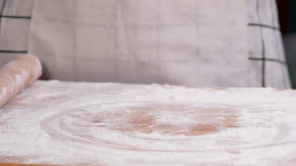 Dłonie Kobiet Ugniatające Ciasto Drewnianym Stole Posypać Mąką Przygotowaną Domowe — Wideo stockowe