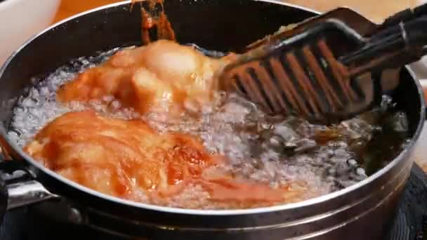 Fritar Baquetas Frango Óleo Quente Uma Panela Fogão Cozinha Mãos — Vídeo de Stock