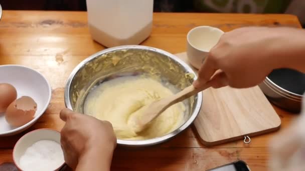 Vrouwelijke Handen Mengen Bloem Verse Melk Kippeneieren Met Spatel Bereidt — Stockvideo