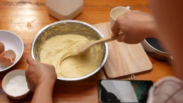 Mani Femminili Mescolando Farina Latte Fresco Uova Pollo Con Spatola — Video Stock