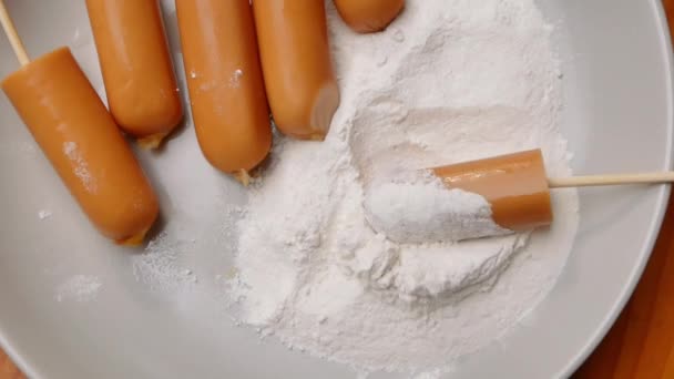 トウモロコシ粉でコーティングされたソーセージ串は ホットオイルで揚げたコーンドッグを準備します 家でコーンドッグを作った 調理プロセス — ストック動画