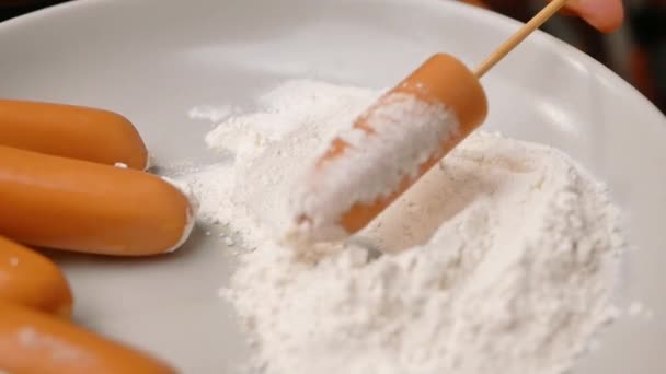 Spiedini Salsiccia Ricoperti Farina Mais Preparare Corndog Fritti Olio Caldo — Video Stock