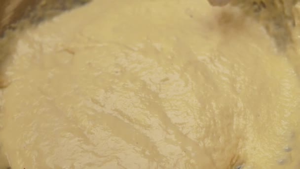 熱い油で揚げたコーンドッグを準備するために打者にコーティングされたソーセージ串 家でコーンドッグを作った 調理プロセス — ストック動画