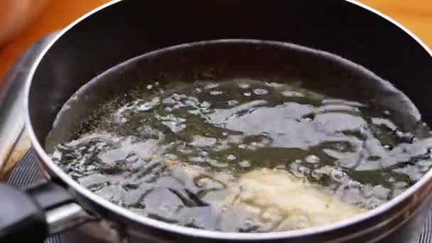 ソーセージ串は 打者でコーティングし キッチンストーブの上に鍋に熱い油で揚げ 自家製コーンドッグ 調理プロセス — ストック動画