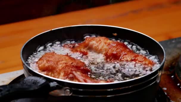 Fritar Baquetas Frango Óleo Quente Uma Panela Fogão Cozinha Mãos — Vídeo de Stock