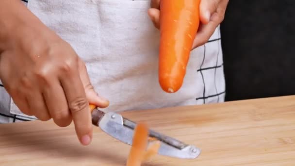 Großaufnahme Weiblicher Hände Die Frische Saftige Karotten Mit Dem Schäler — Stockvideo