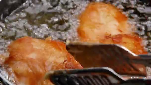 Fritar Baquetas Frango Óleo Quente Uma Panela Fogão Cozinha Mãos — Vídeo de Stock