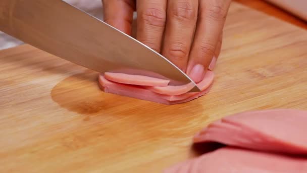 Primo Piano Delle Mani Femminili Che Tagliano Dadini Mortadella Prosciutto — Video Stock