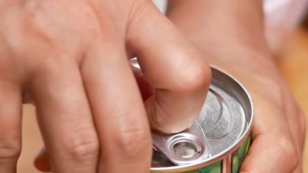 手张开罐头食物 演示如何打开具有拉选项卡的罐头 家庭厨房内不易腐坏的食物储存产品 — 图库视频影像