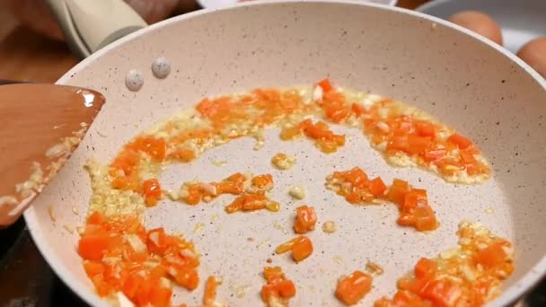 雌性手将鸡蛋加入油炸大蒜和炸胡萝卜煎锅中 为健康烹调做好准备 炒饭的秘方是一步步的 — 图库视频影像