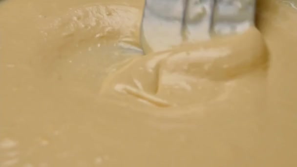 小麦粉 鶏の卵をゴム製のへらで混合した女性の手は 自家製パンケーキを作るための打者を準備します 調理工程 — ストック動画