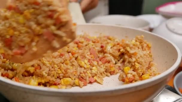 Mulher Cozinhar Arroz Frito Caseiro Com Legumes Cebolinhas Com Molho — Vídeo de Stock